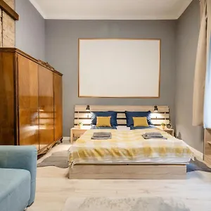 Urban Tranquillity By The Main Shopping Street Apartment